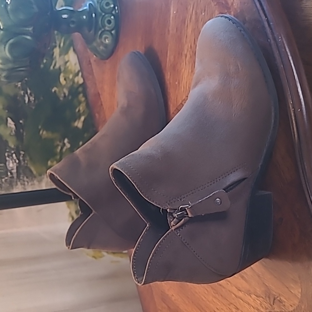 SO Womens 7.5 side zipper ankle boot almond toe block heel faux suede leather